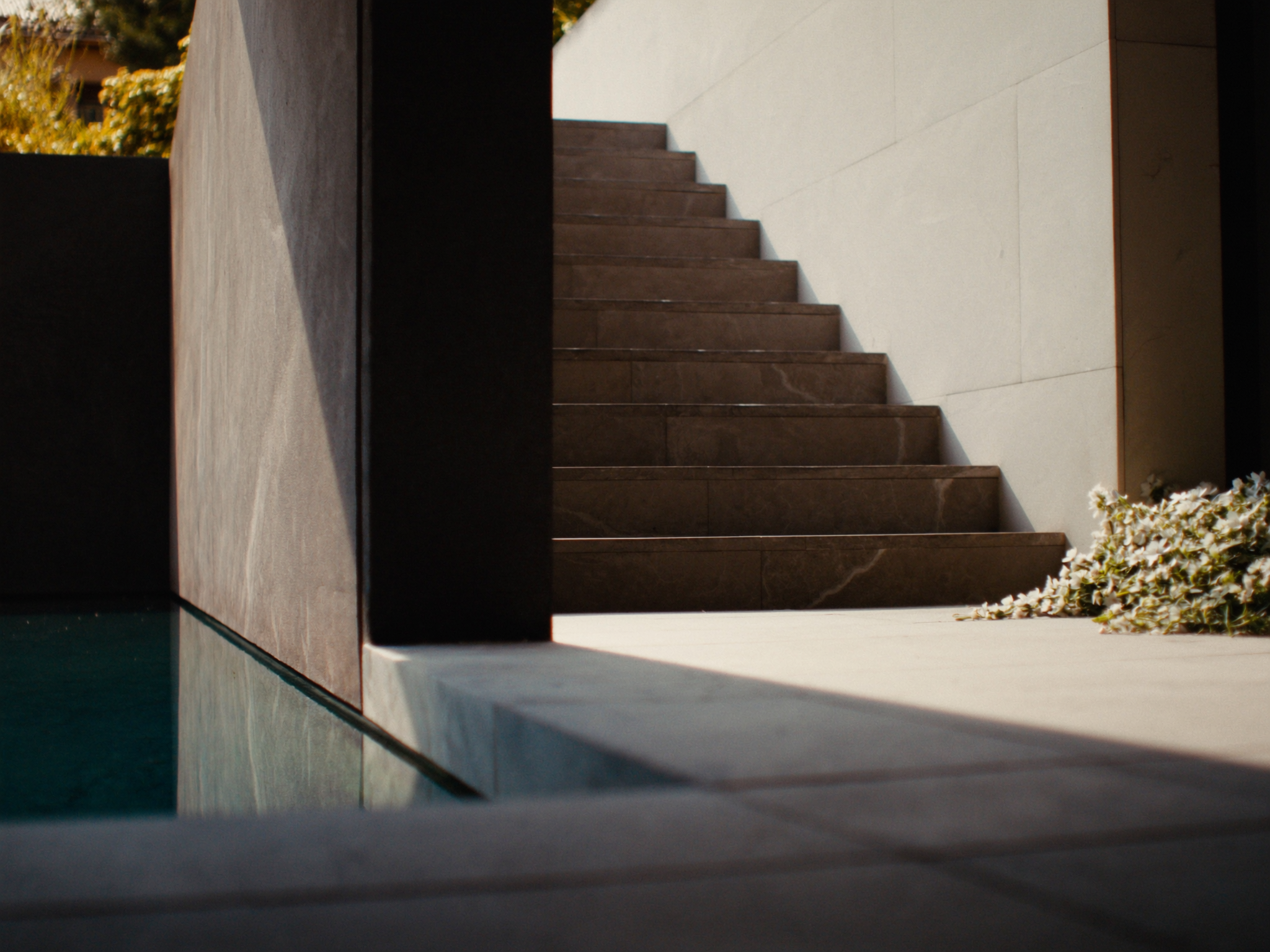 Ruhiges Architekturdetail mit Stein, Wasser und sanftem Licht